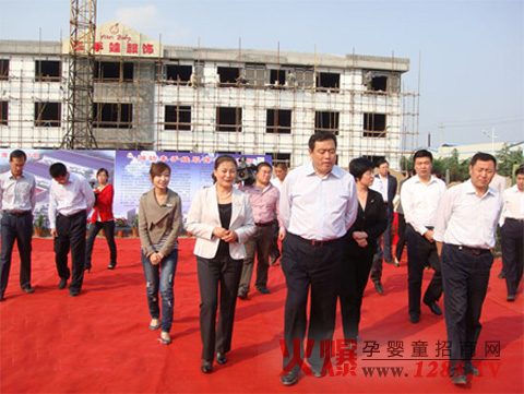濰坊市昌樂縣縣委領(lǐng)導(dǎo)視察牽手娃服飾有限公司